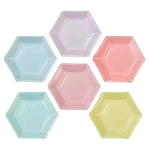 Pastelsed kuusnurksed taldrikud