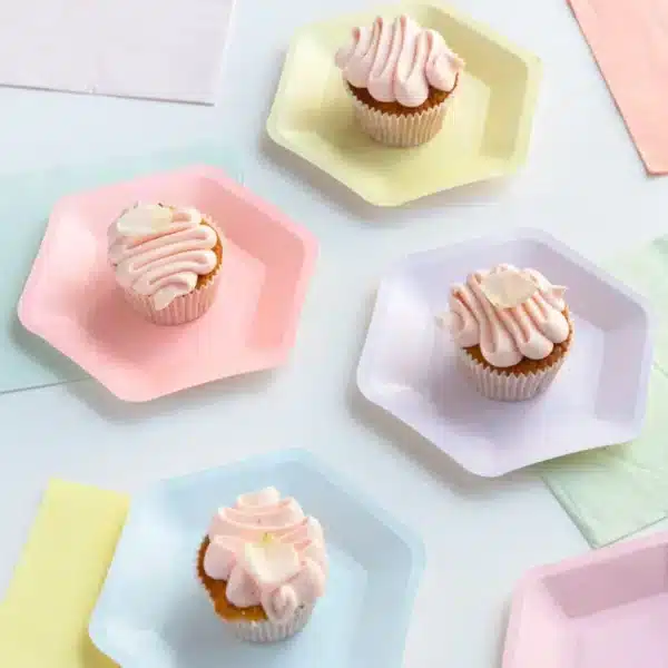 Pastelsed kuusnurksed taldrikud